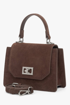 Dunkelbraune Damen-Henkeltasche in Kofferform mit silberfarbenen Beschlägen.