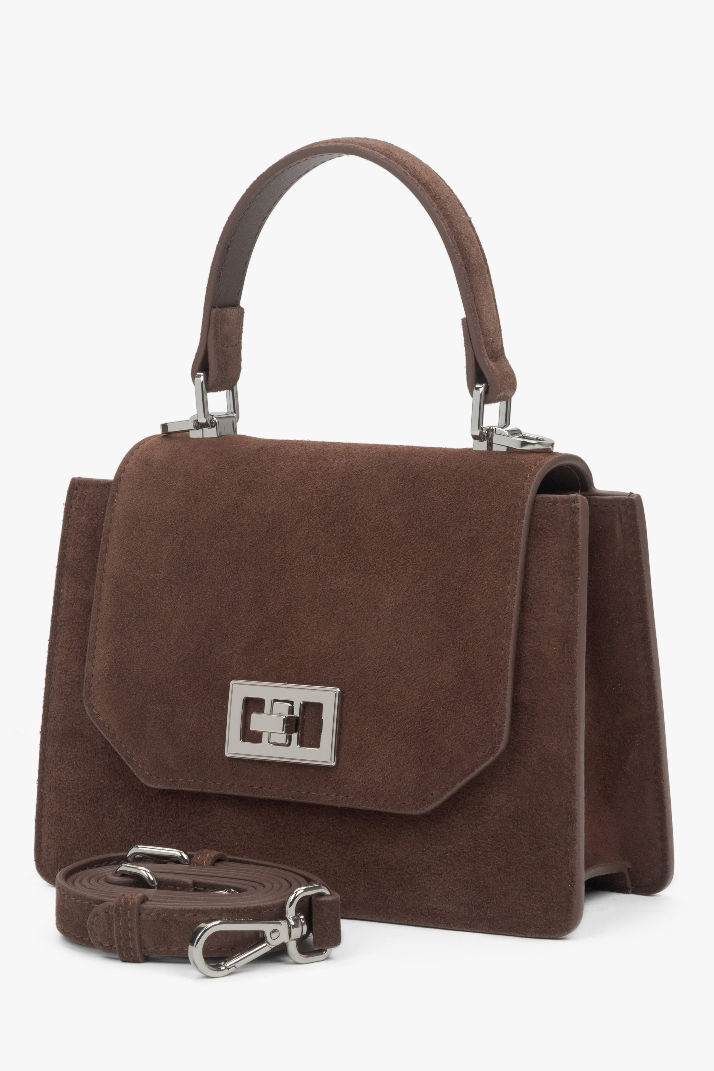 Dunkelbraune Damen-Henkeltasche in Kofferform mit silberfarbenen Beschlägen.