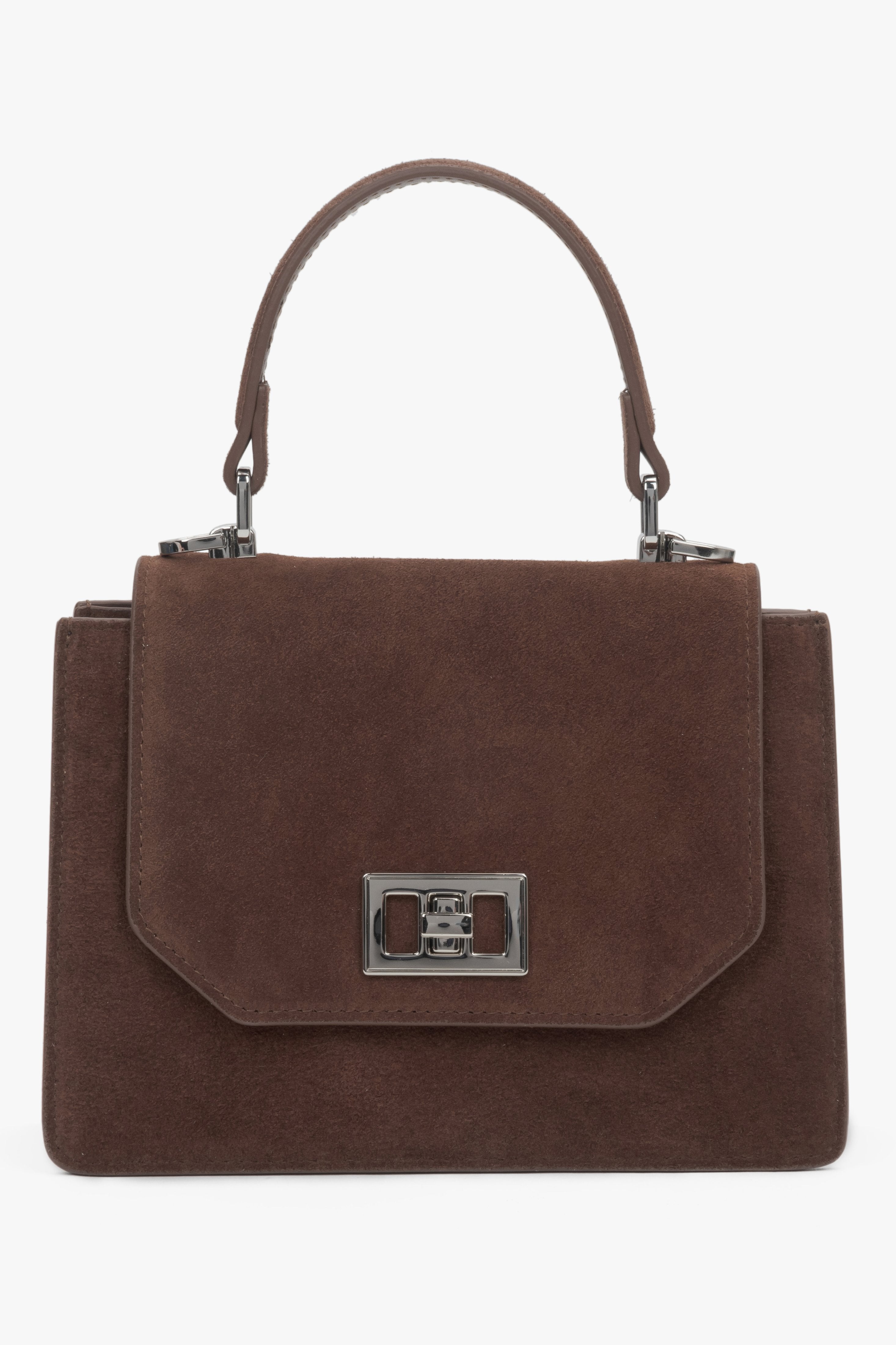 Vorderansicht der dunkelbraunen Mini-Henkeltasche aus weichem Velours.