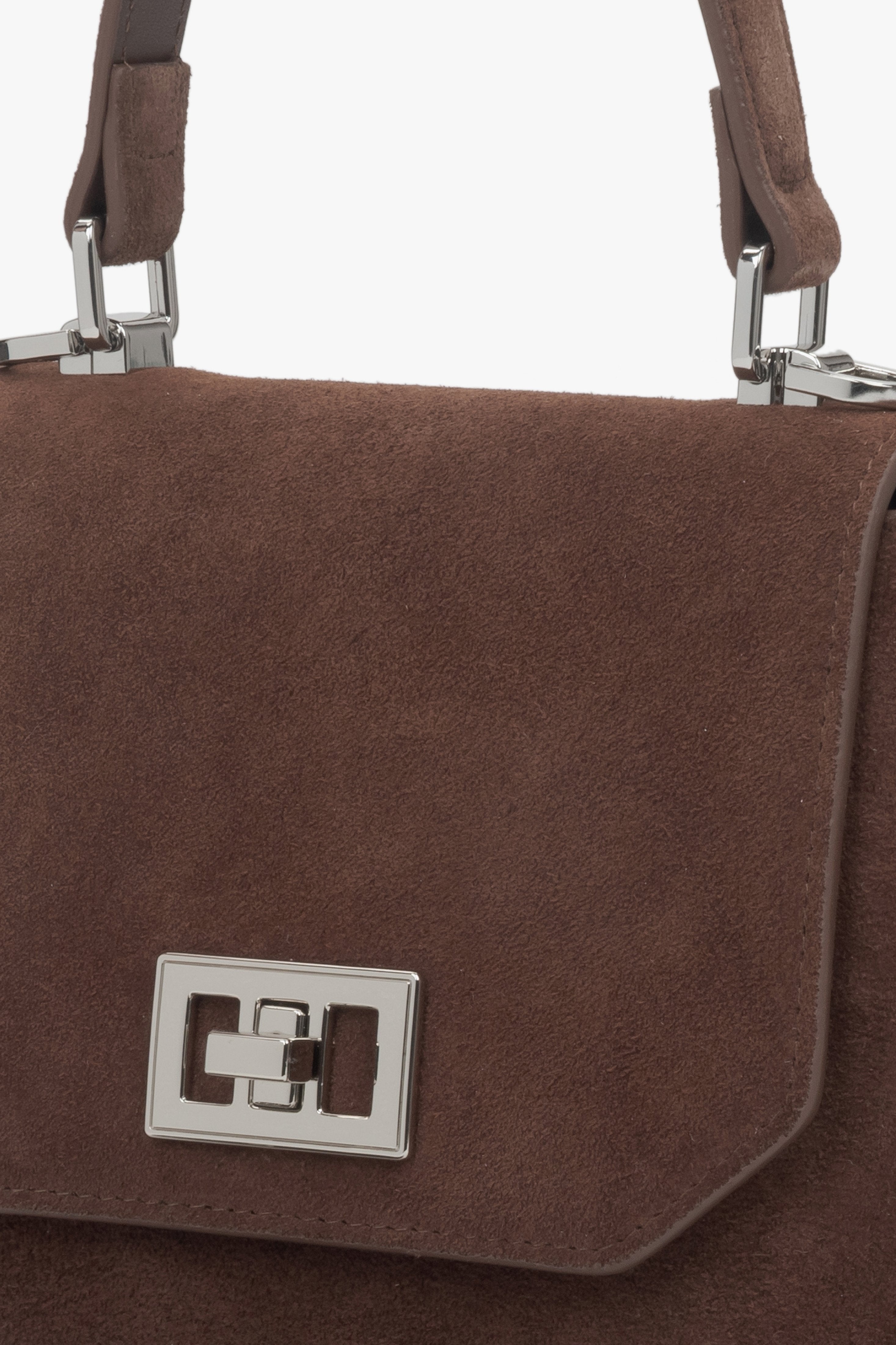 Detailansicht der silberfarbenen Schnalle an dunkelbrauner Velours-Henkeltasche.