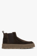Flaches Seitenprofil der dunkelbraunen niedrigen Herren-Chelsea-Boots aus Veloursleder auf einer beigefarbenen Sohle