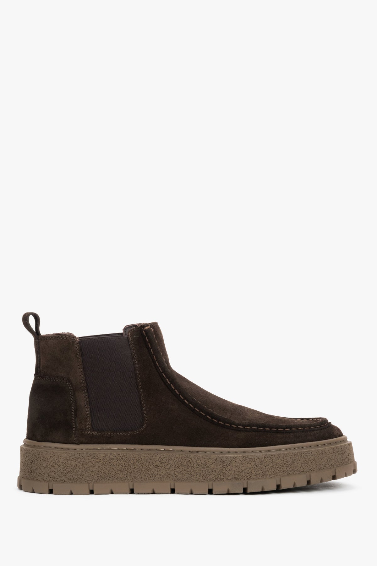 Flaches Seitenprofil der dunkelbraunen niedrigen Herren-Chelsea-Boots aus Veloursleder auf einer beigefarbenen Sohle