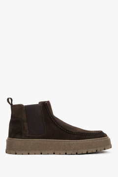 Flaches Seitenprofil der dunkelbraunen niedrigen Herren-Chelsea-Boots aus Veloursleder auf einer beigefarbenen Sohle