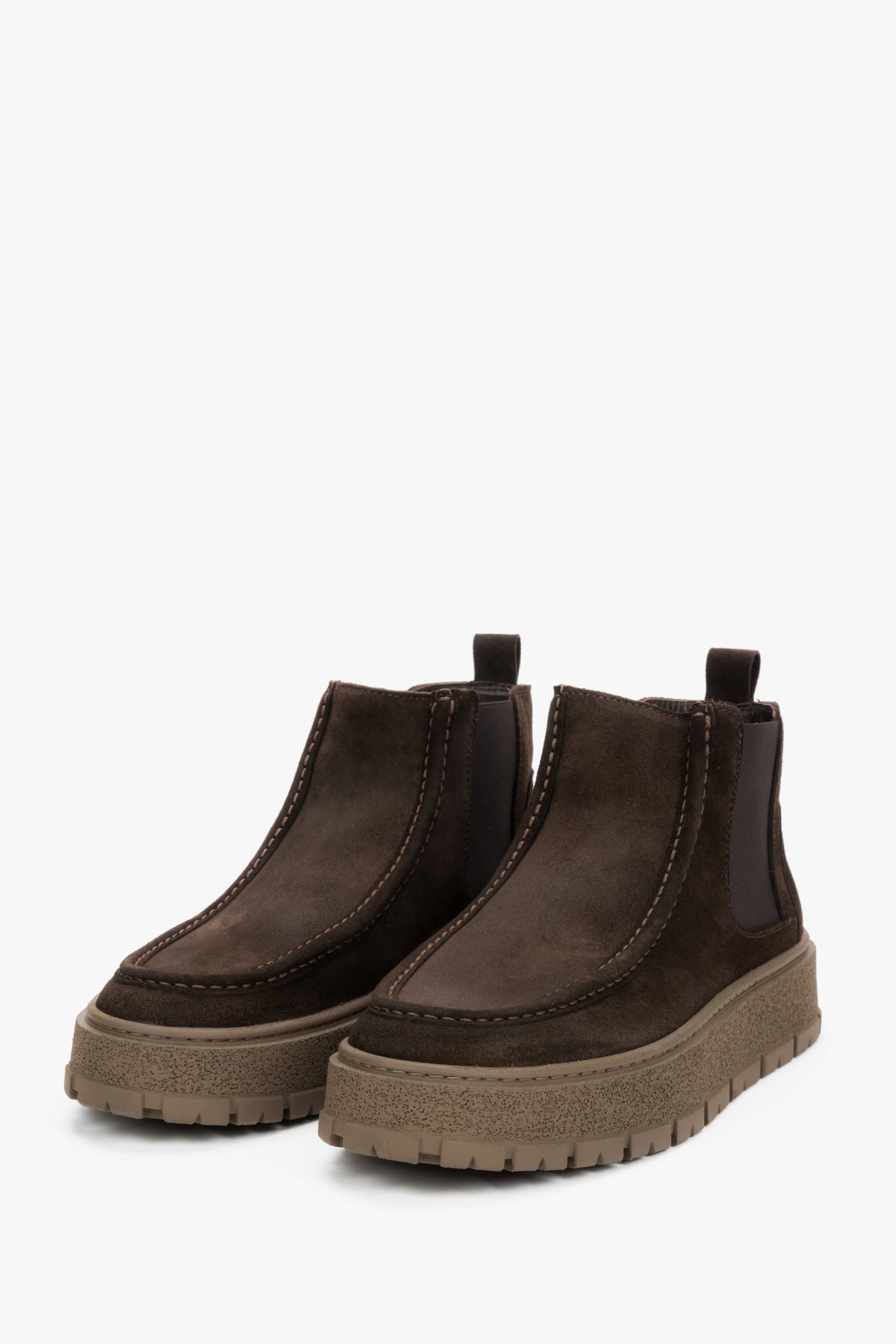 Frontale Perspektive der Velours-Chelsea-Boots für Herren mit elastischen Einsätzen