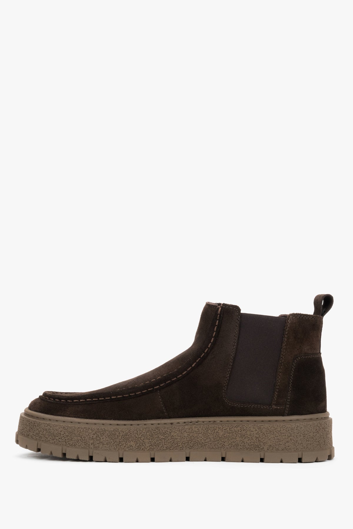 Gegenläufiges Seitenprofil der dunkelbraunen Herren-Boots mit flacher TR-Sohle
