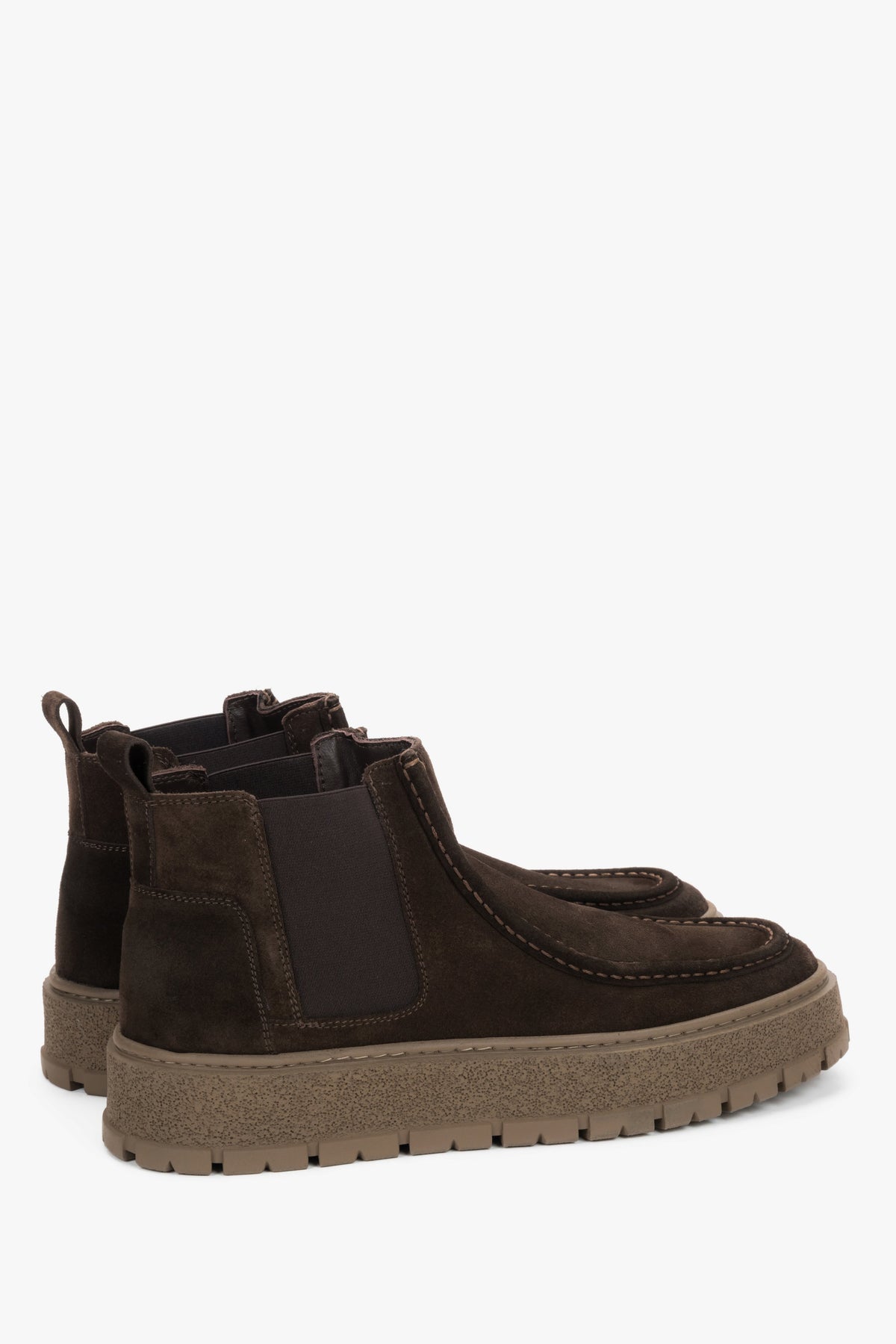 Rückwärtige Schrägansicht der niedrigen Chelsea-Boots mit praktischer Zuglasche an der Ferse