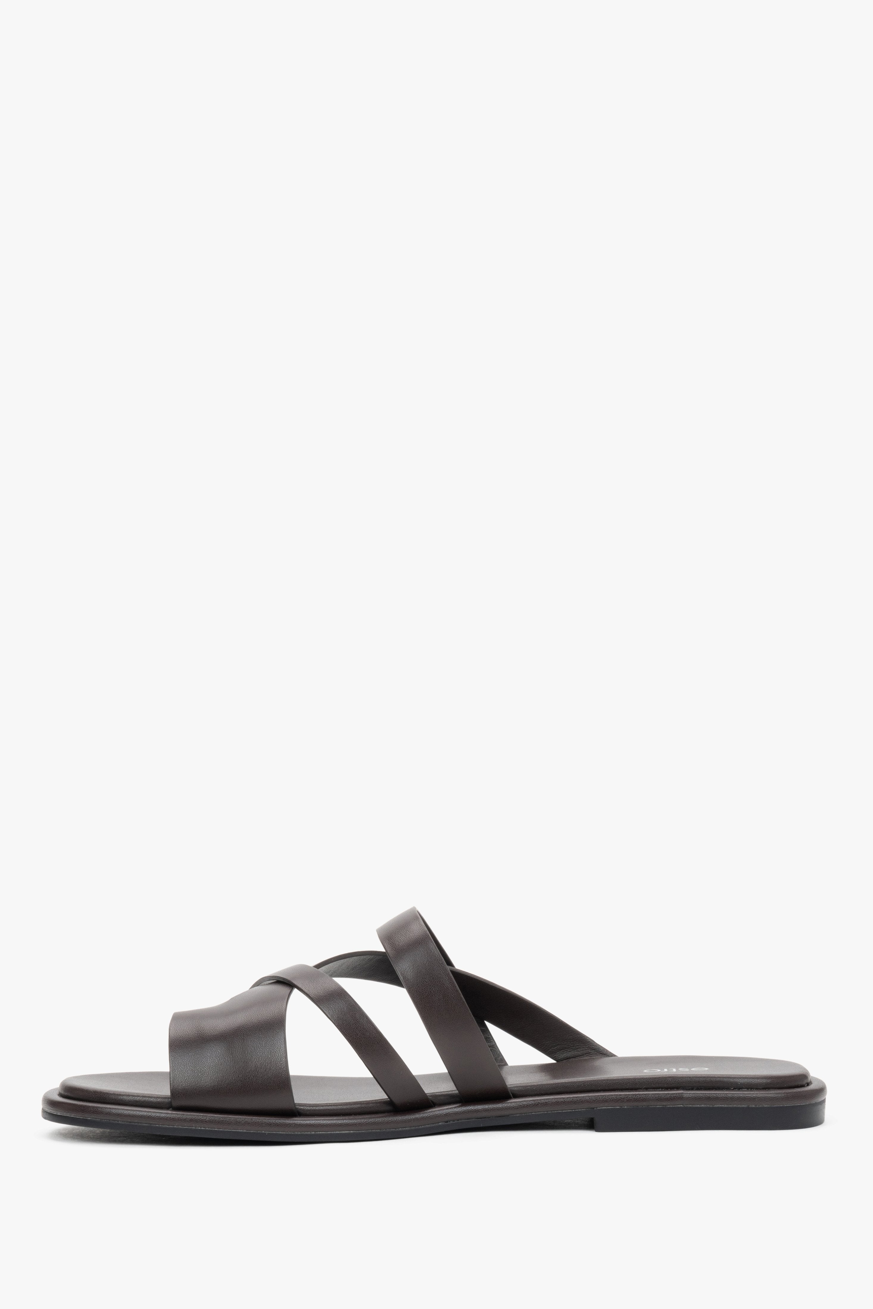 Seitenansicht der dunkelbraunen Leder-Schlupfsandalen für Damen.
