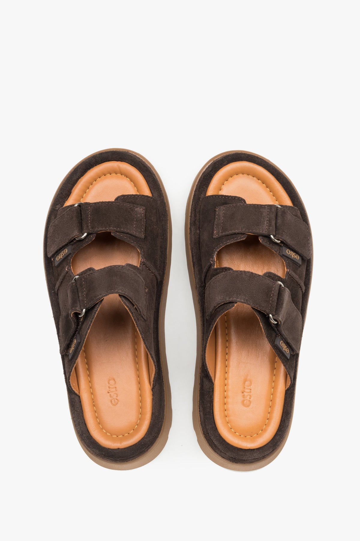 Stilvolle dunkelbraune Velours-Mules für modische sommerliche Casual-Outfits.