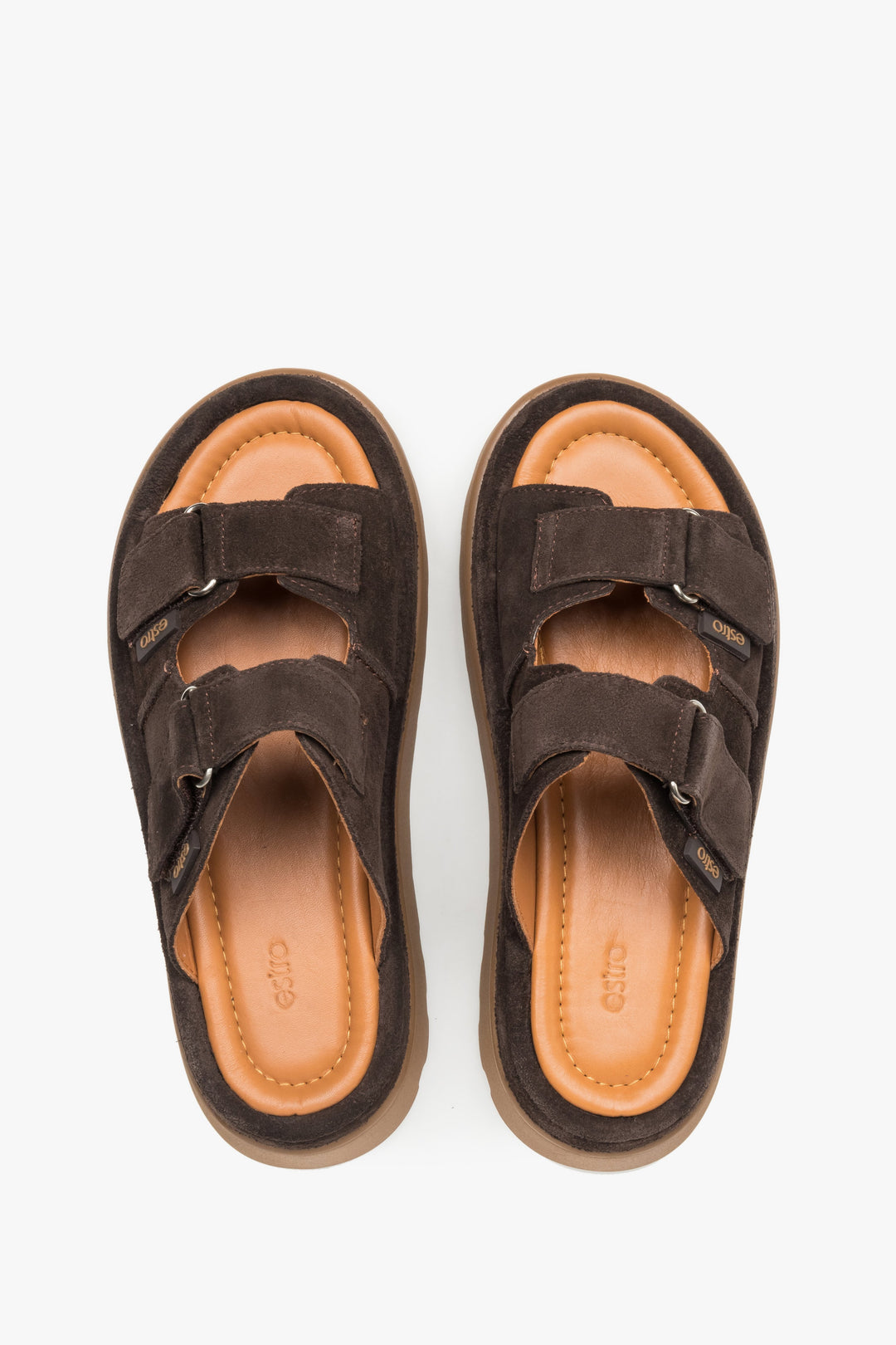 Stilvolle dunkelbraune Velours-Mules für modische sommerliche Casual-Outfits.