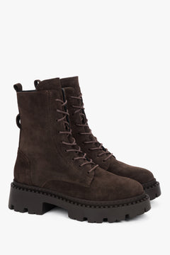 Nahaufnahme des dunkelbraunen italienischen Veloursleders bei den Premium-Stiefeletten ER00116562.
