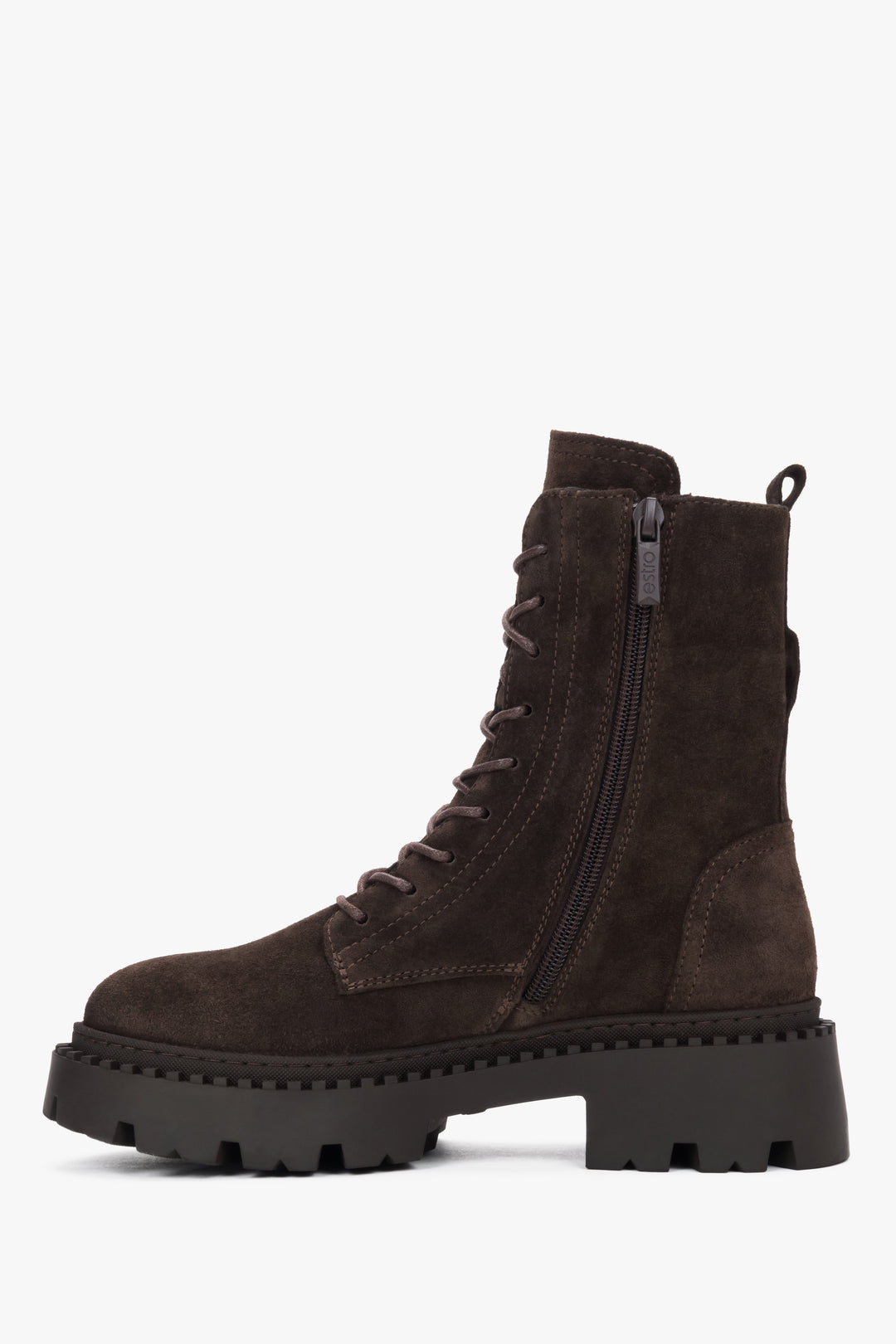 Seitenansicht der eleganten dunkelbraunen Stiefeletten aus hochwertigem Natur-Velours.
