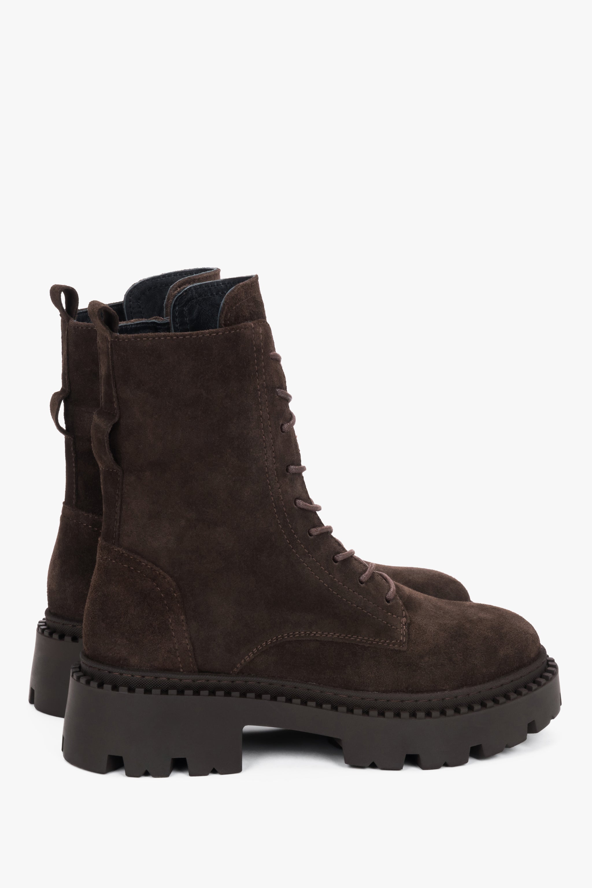Stilvolle italienische Velours-Boots für Damen in Dunkelbraun mit leichtem Innenfutter.
