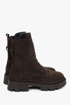 Stilvolle italienische Velours-Boots für Damen in Dunkelbraun mit leichtem Innenfutter.
