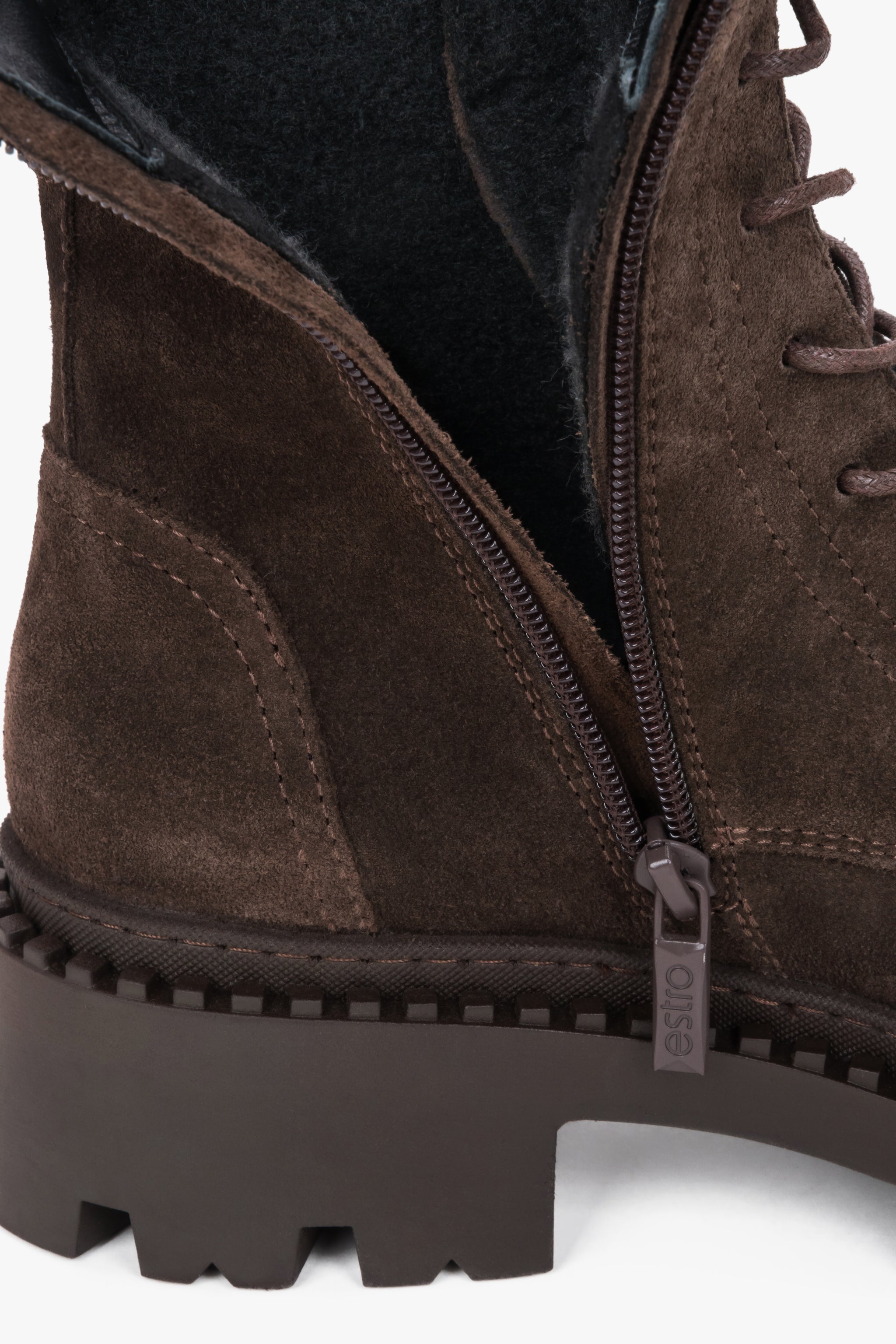 Estro Premium-Stiefeletten in Dunkelbraun aus weichem italienischem Wildleder für die Übergangszeit.
