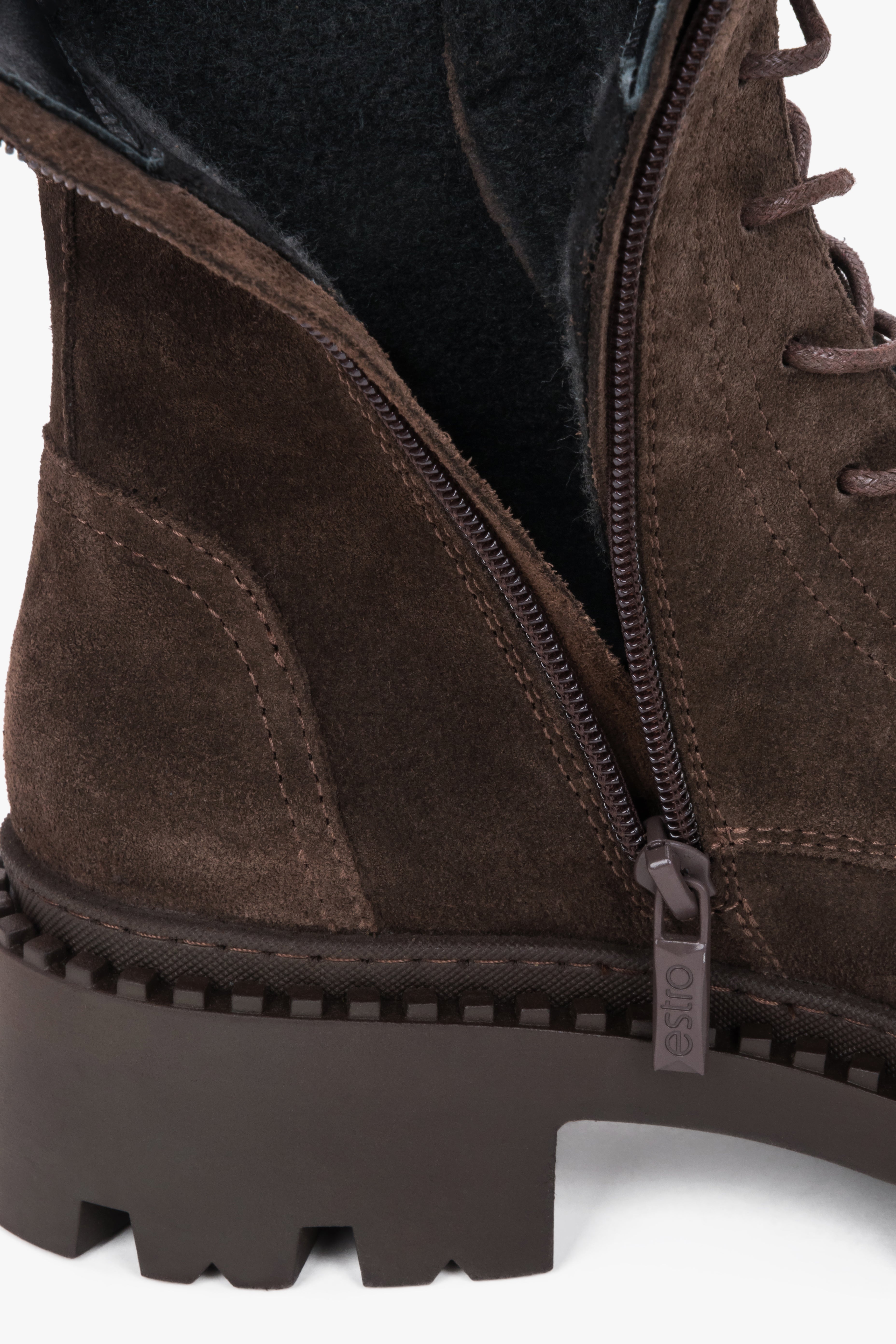 Estro Premium-Stiefeletten in Dunkelbraun aus weichem italienischem Wildleder für die Übergangszeit.
