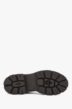 Detailansicht der feinen Verarbeitung der dunkelbraunen italienischen Velours-Boots ER00116562.
