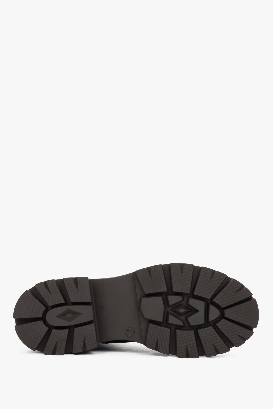 Detailansicht der feinen Verarbeitung der dunkelbraunen italienischen Velours-Boots ER00116562.

