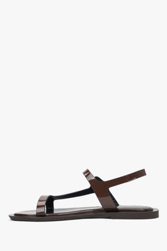 Detailaufnahme der braunen Lackleder-Sandalen mit Schnalle – Estro ER00117369