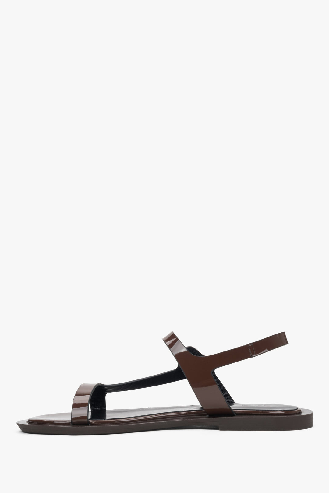 Detailaufnahme der braunen Lackleder-Sandalen mit Schnalle – Estro ER00117369