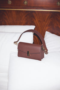 Dunkelbraune Leder-Schultertasche mit goldfarbenen Akzenten Estro ER00118024.