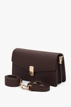 Stilvolle dunkelbraune Handtasche mit Goldakzenten – ideal für elegante Abendoutfits