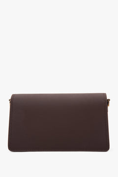 Hochwertige dunkelbraune Tasche aus echtem Glattleder z goldenem Logo-Detail.