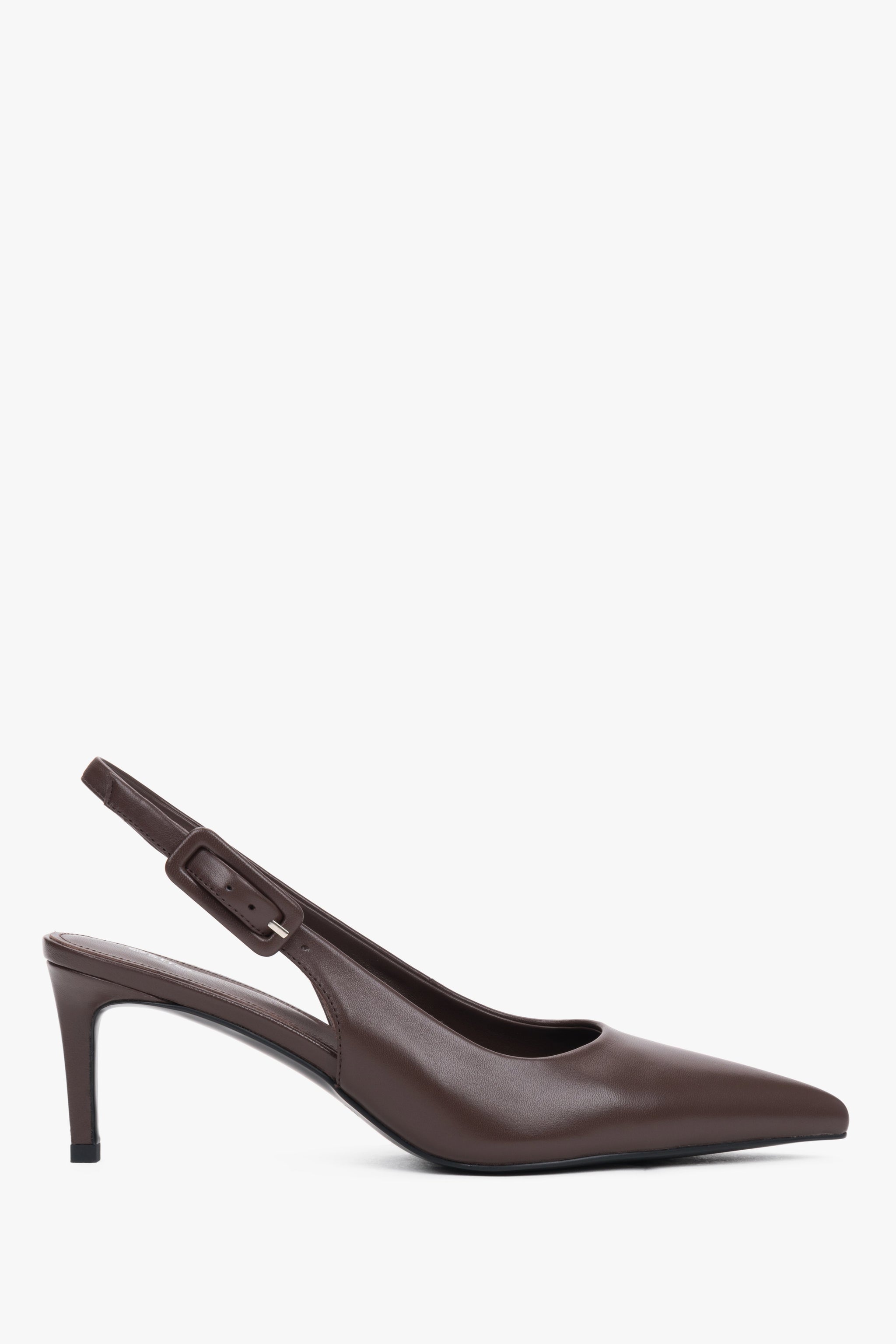 Seitenansicht der dunkelbraunen Slingback-Pumps aus Leder von Estro