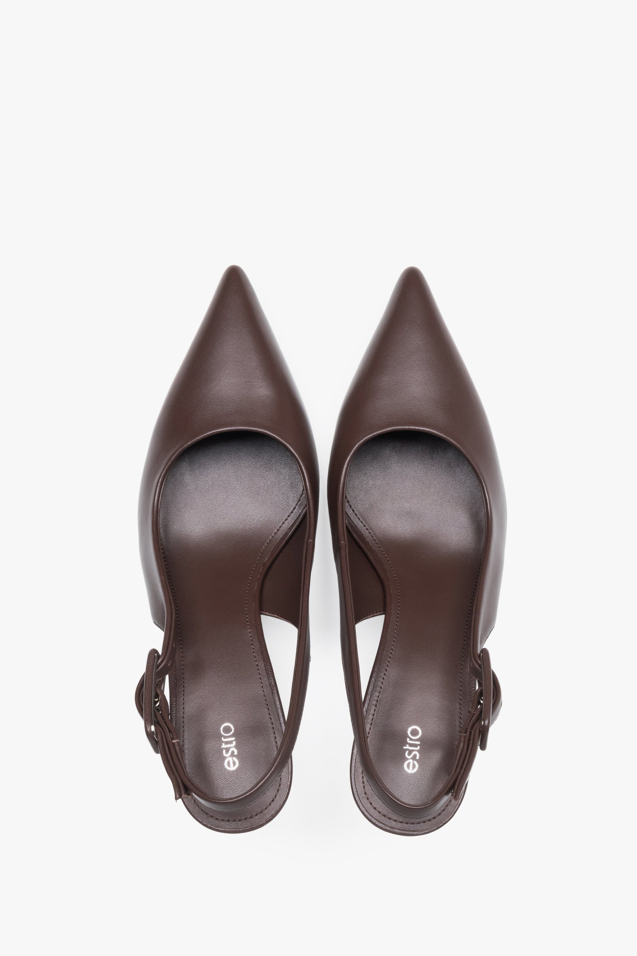 Paar dunkelbraune Slingback-Pumps aus Leder von oben