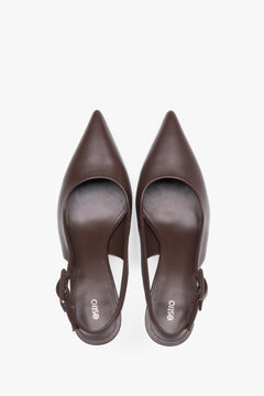 Paar dunkelbraune Slingback-Pumps aus Leder von oben