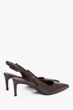 Schräge Ansicht der dunkelbraunen Slingback-Pumps mit Schnalle