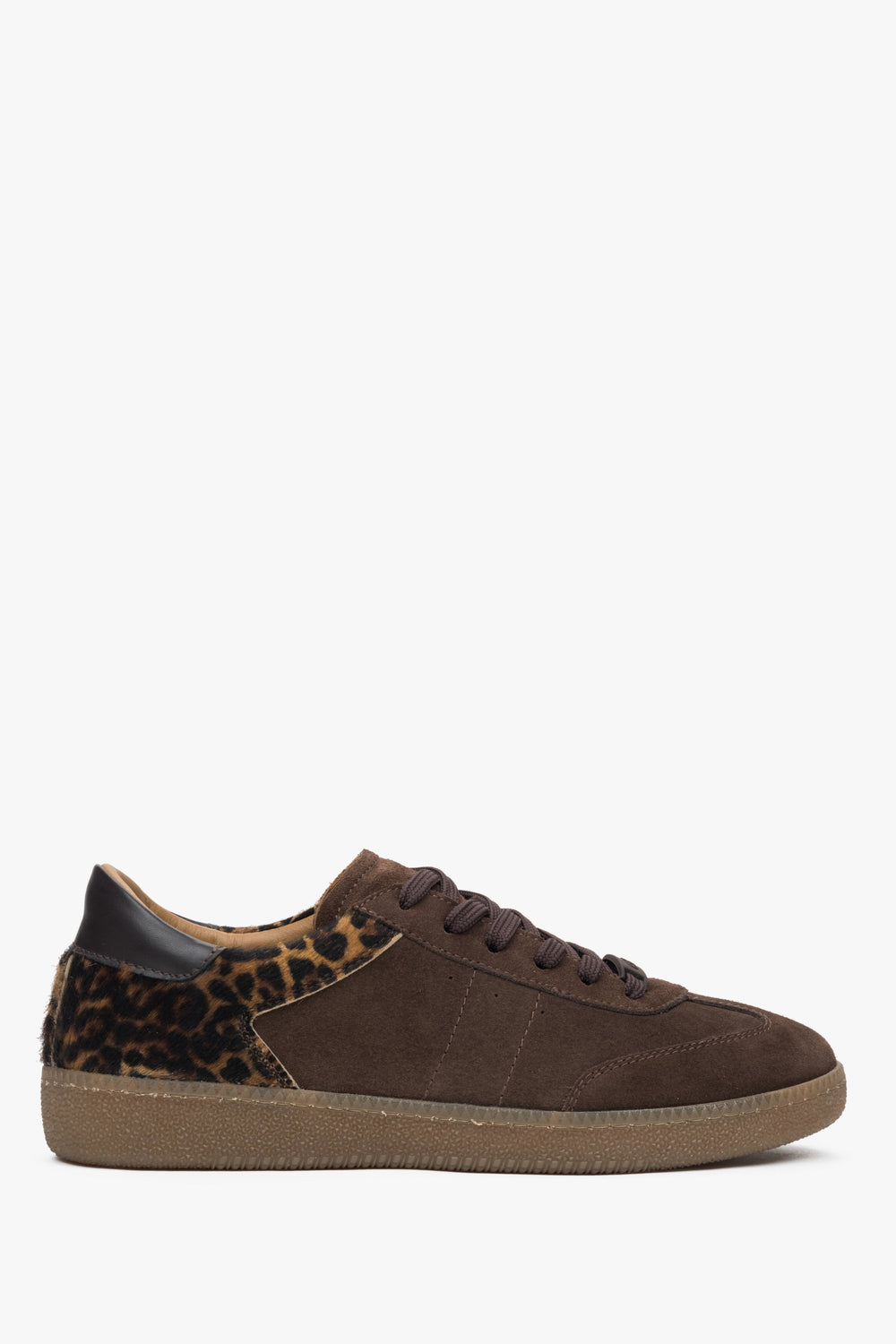 Seitenansicht der dunkelbraunen Veloursleder-Sneaker mit Animal-Print – Estro ER00117298