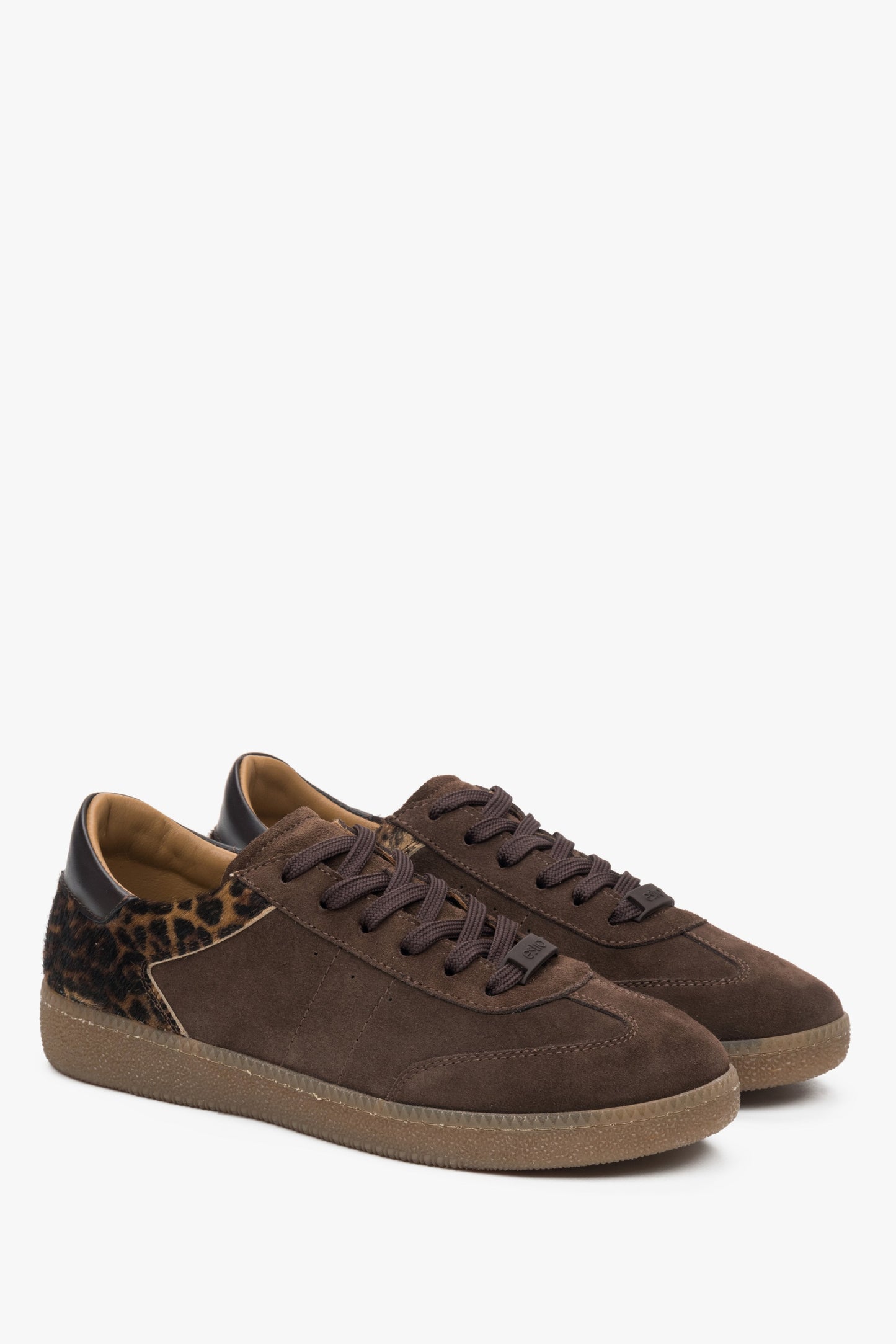Detailaufnahme des italienischen Veloursleders mit Animal-Print – Estro ER00117298