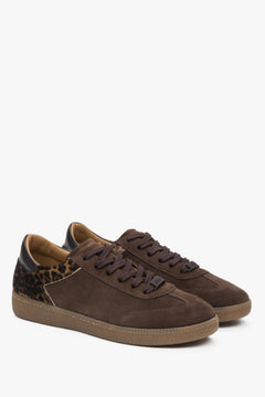 Detailaufnahme des italienischen Veloursleders mit Animal-Print – Estro ER00117298