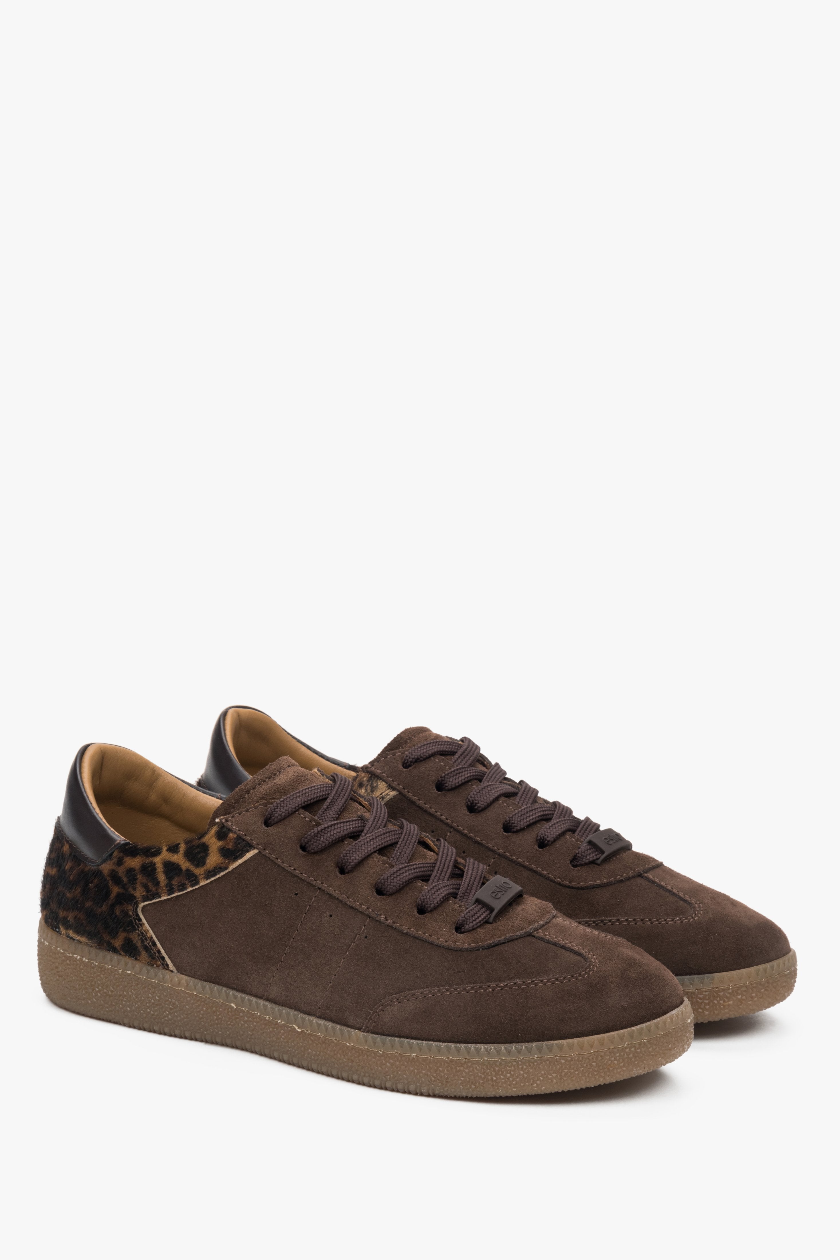 Detailaufnahme des italienischen Veloursleders mit Animal-Print – Estro ER00117298