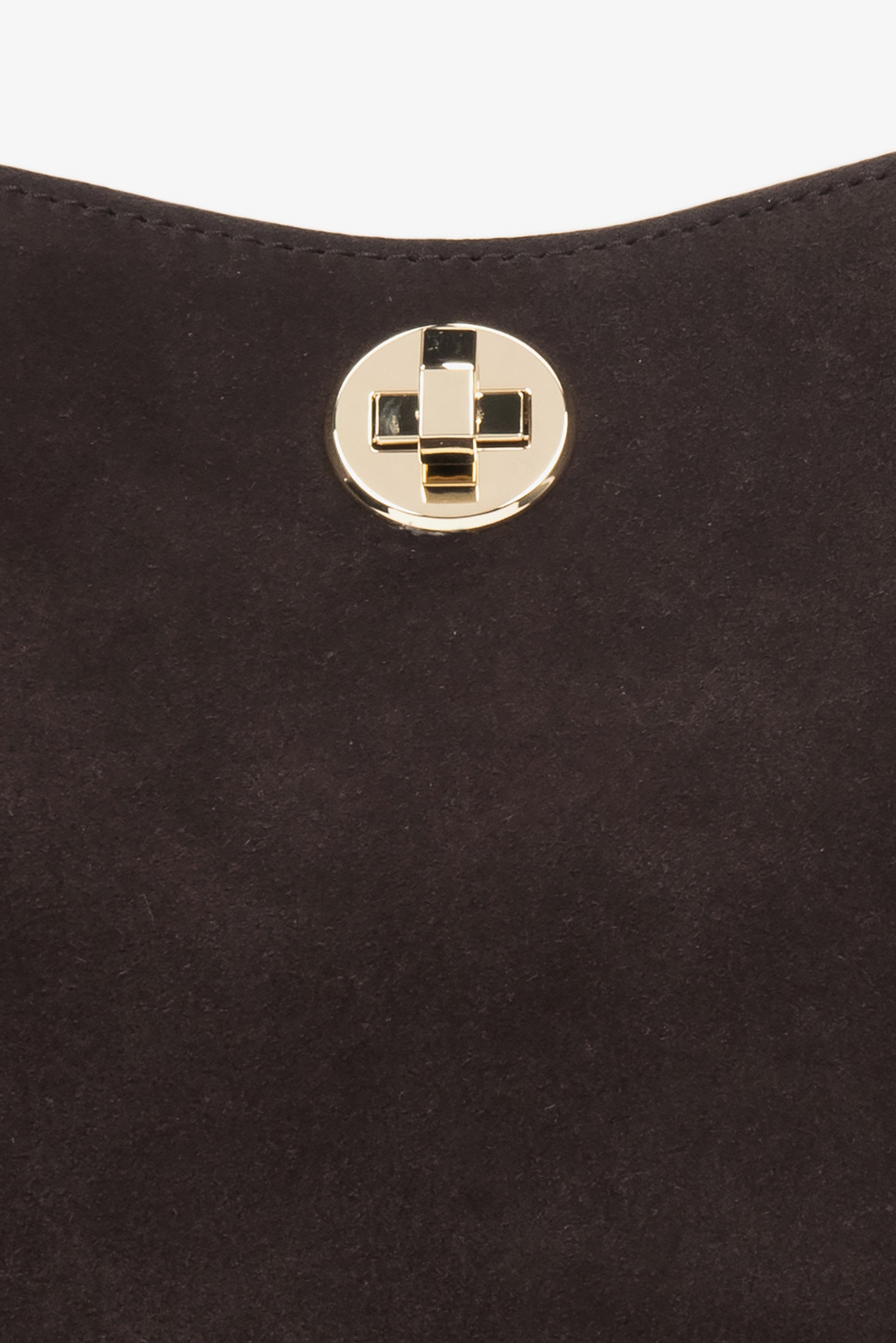 Seitenansicht der dunkelbraunen Estro Handtasche aus Natur-Velours.