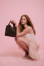 Dunkelbraune Damen-Henkeltasche aus natürlichem Velours, elegant und stilvoll, perfekt für den Alltag und besondere Anlässe ER00116872
