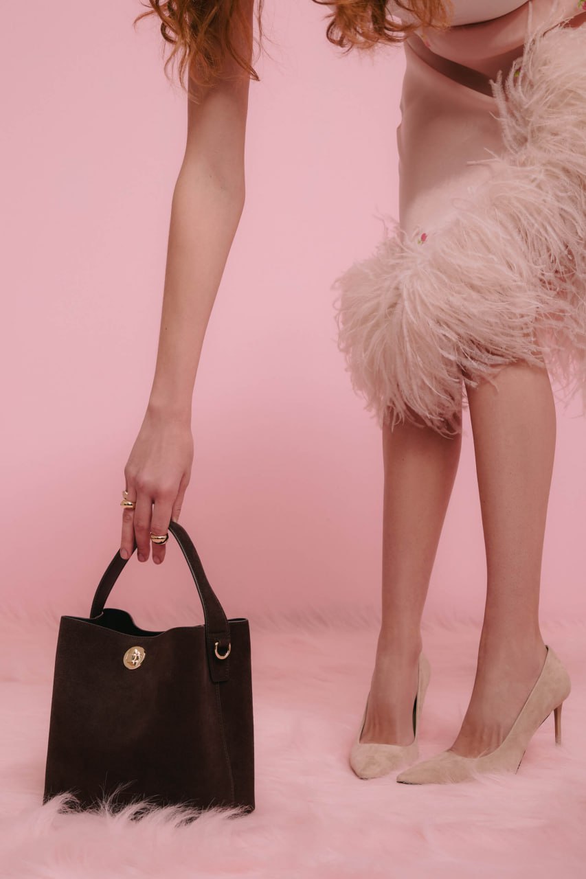 Stilvolle dunkelbraune Damen-Henkeltasche aus hochwertigem Velours, klassisch und zeitlos, ideal für elegante Outfits ER00116872