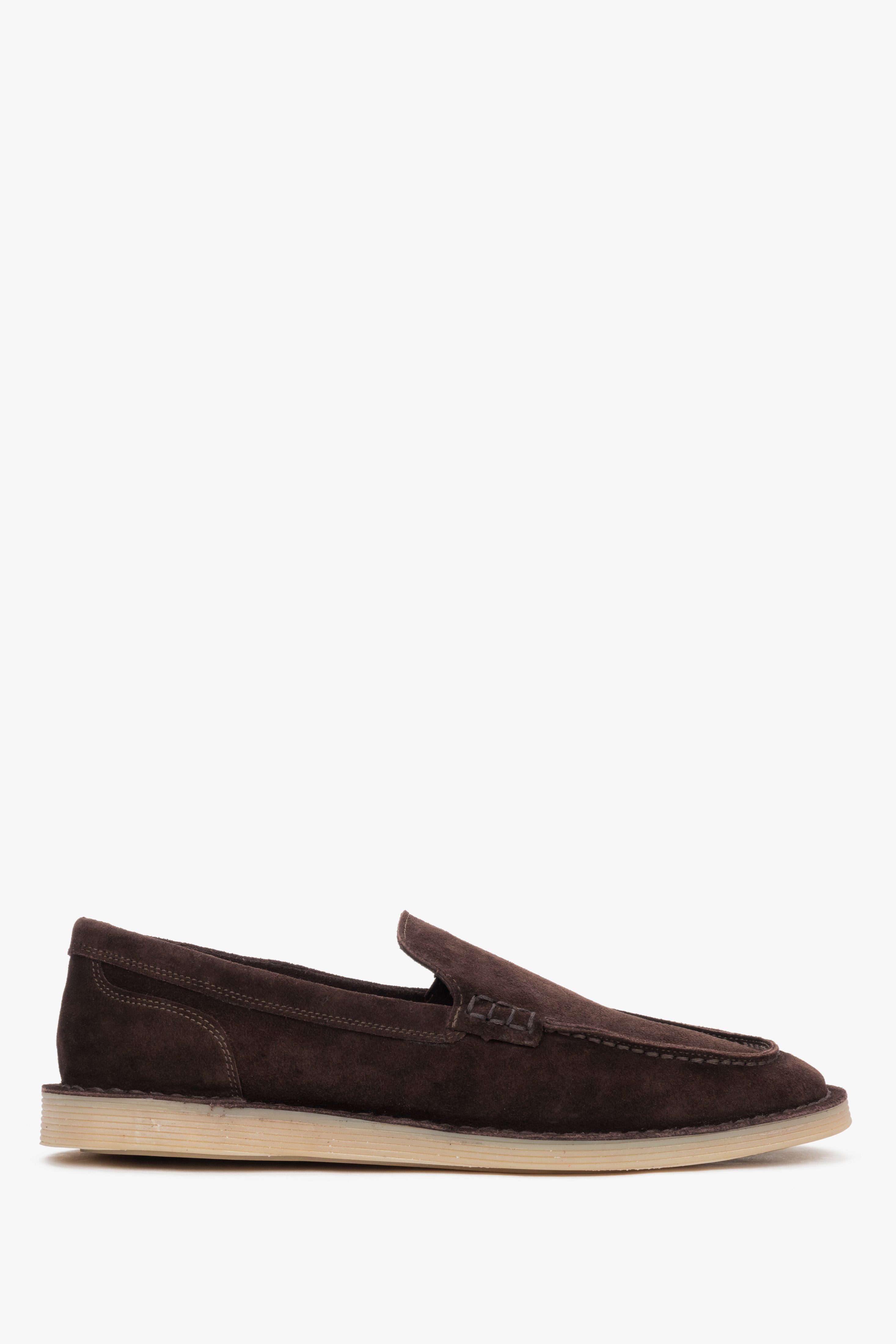 Dunkelbraune Damen-Mokassins von Estro aus weichem Veloursleder mit markanter Wulstnaht. 