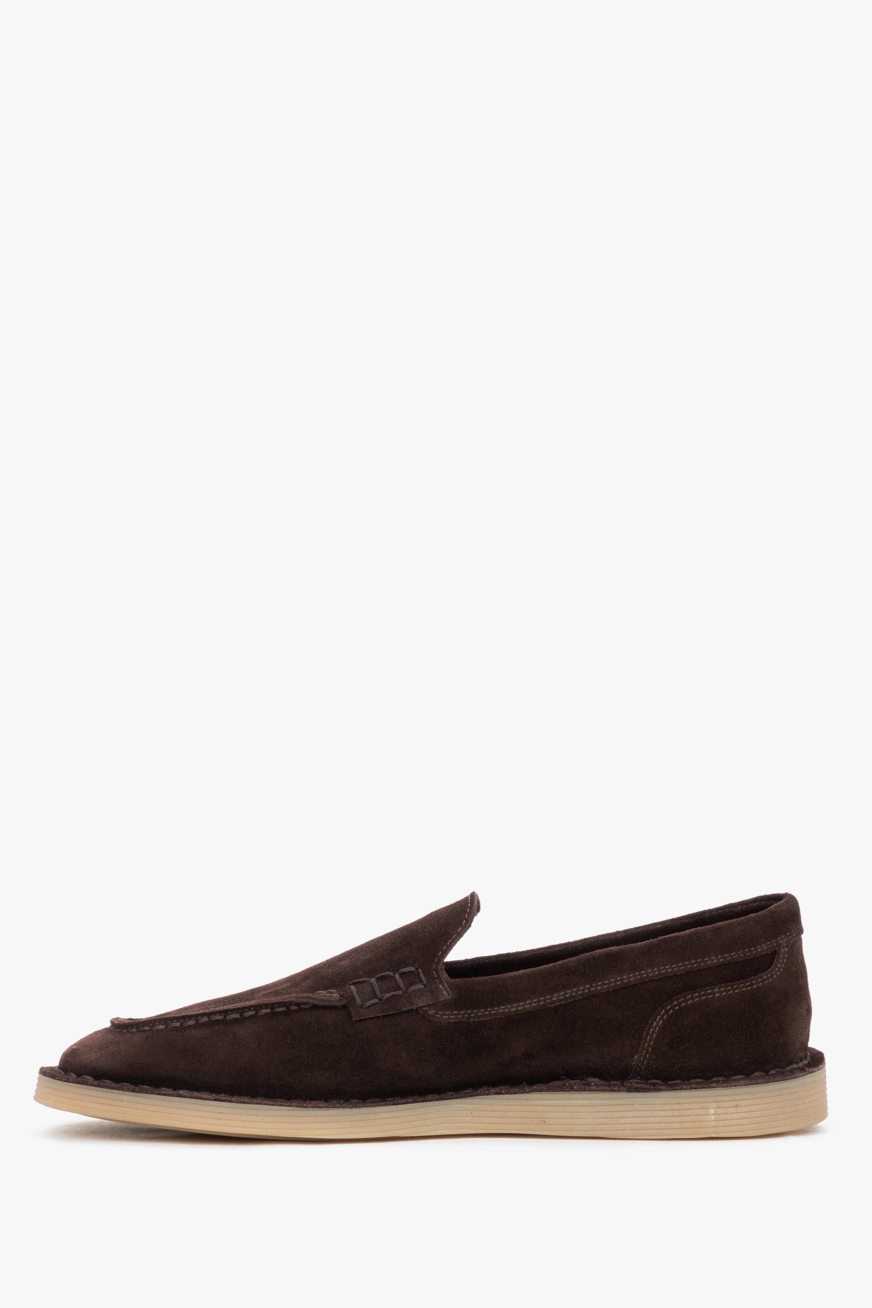 Elegante dunkelbraune Mokassins aus echtem Veloursleder – Seitenansicht. 