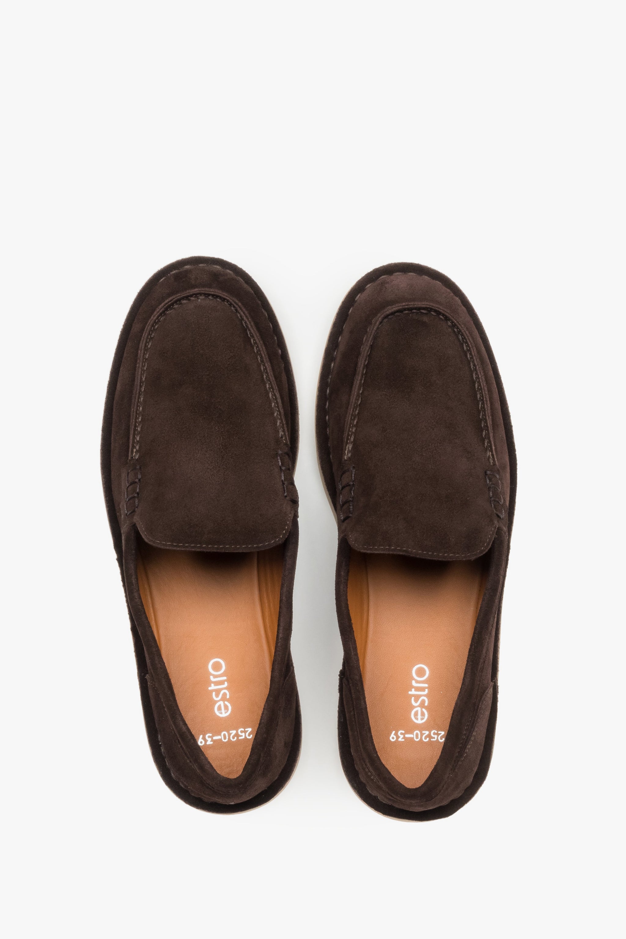 Stilvolle dunkelbraune Slipper von Estro mit charakteristischem Relief-Schnitt.
