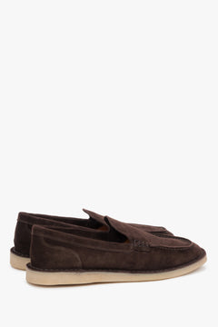 Bequeme dunkelbraune Damen-Halbschuhe aus Wildleder mit flacher Sohle.