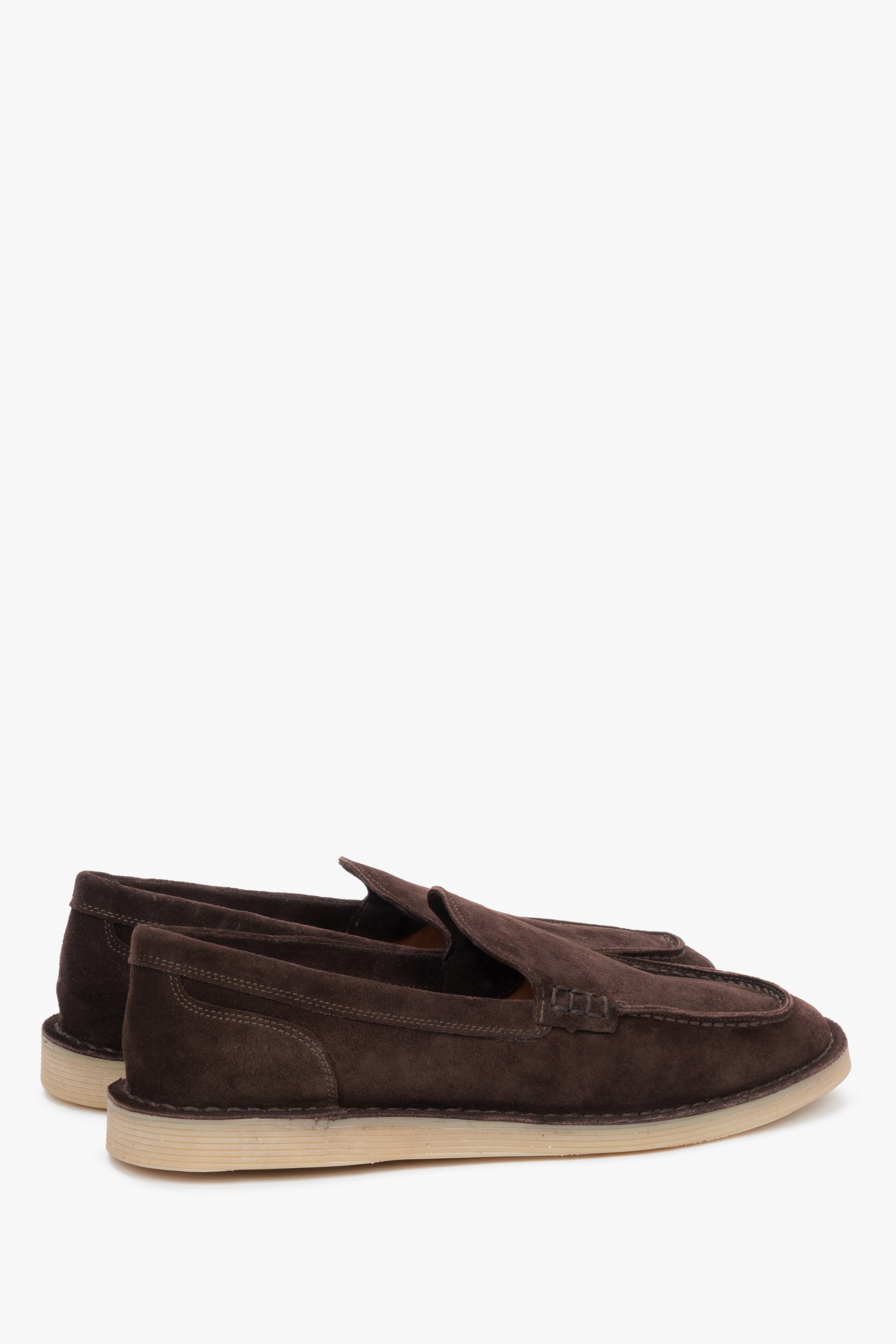Bequeme dunkelbraune Damen-Halbschuhe aus Wildleder mit flacher Sohle.