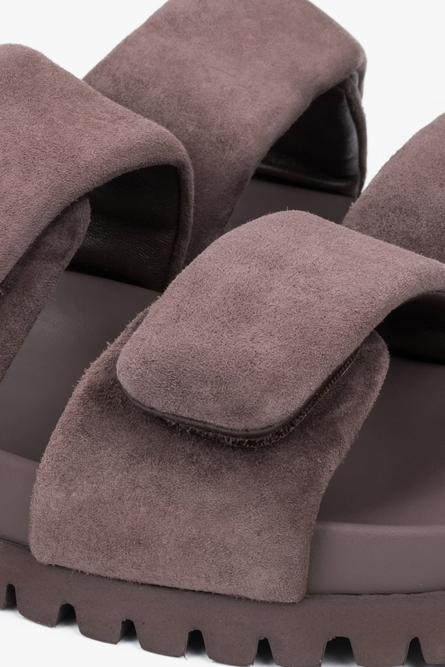 Dunkelbraune Slip-Ons mit stilvollem Design und weicher Struktur Estro ER00116945