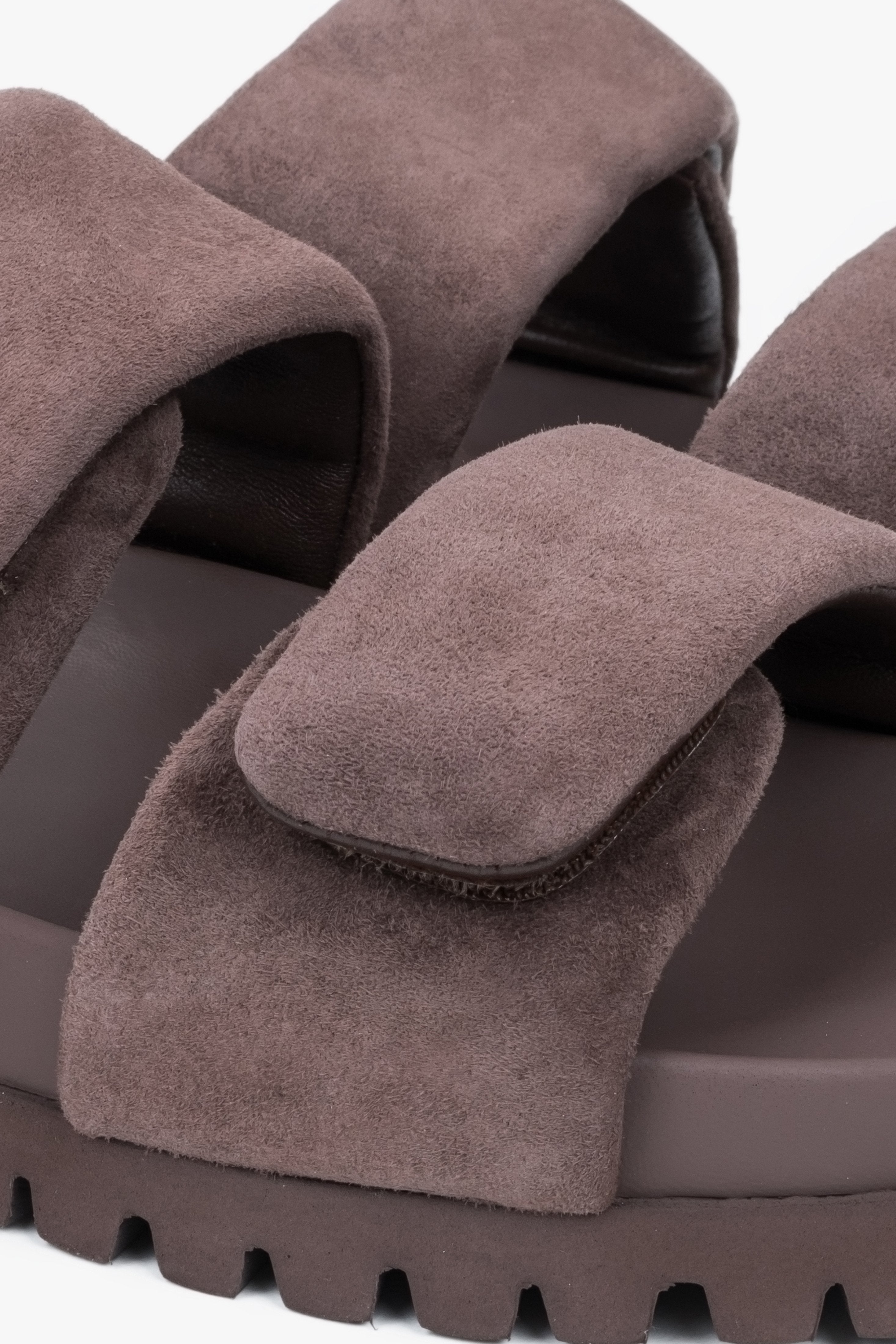 Dunkelbraune Slip-Ons mit stilvollem Design und weicher Struktur Estro ER00116945