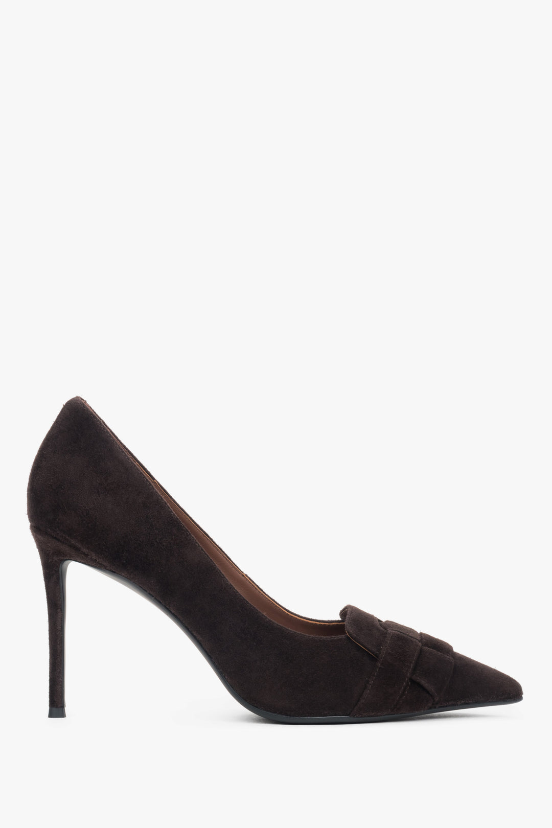Dunkelbraune Damen-Pumps von Estro aus weichem Veloursleder z dekorativer Applikation.