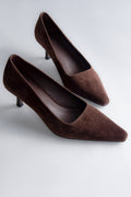 Dunkelbraune Damen-Pumps mit spitzer Kappe aus weichem Velours Estro ER00117984.
