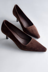 Dunkelbraune Damen-Pumps mit spitzer Kappe aus weichem Velours Estro ER00117984.