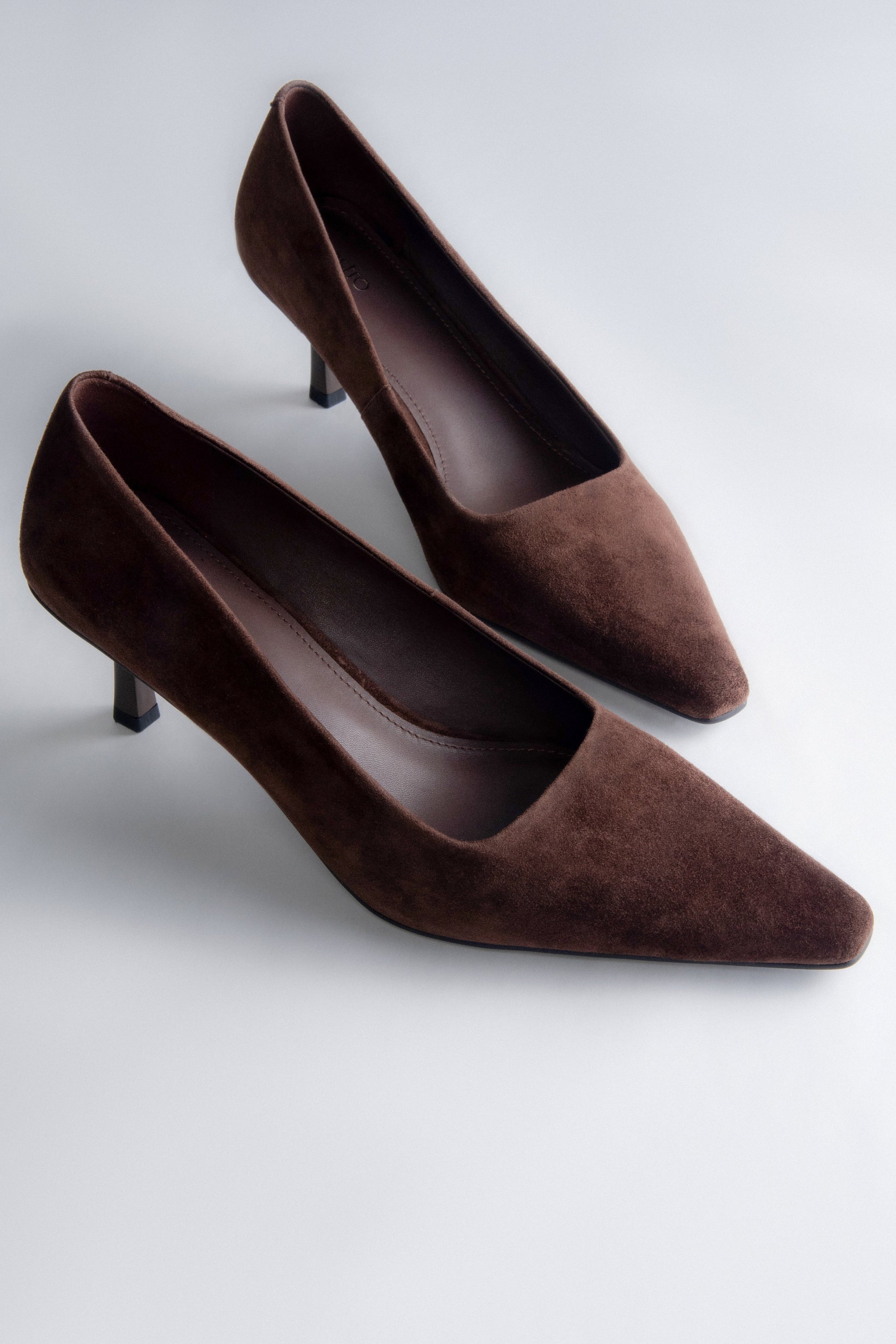 Dunkelbraune Damen-Pumps mit spitzer Kappe aus weichem Velours Estro ER00117984.