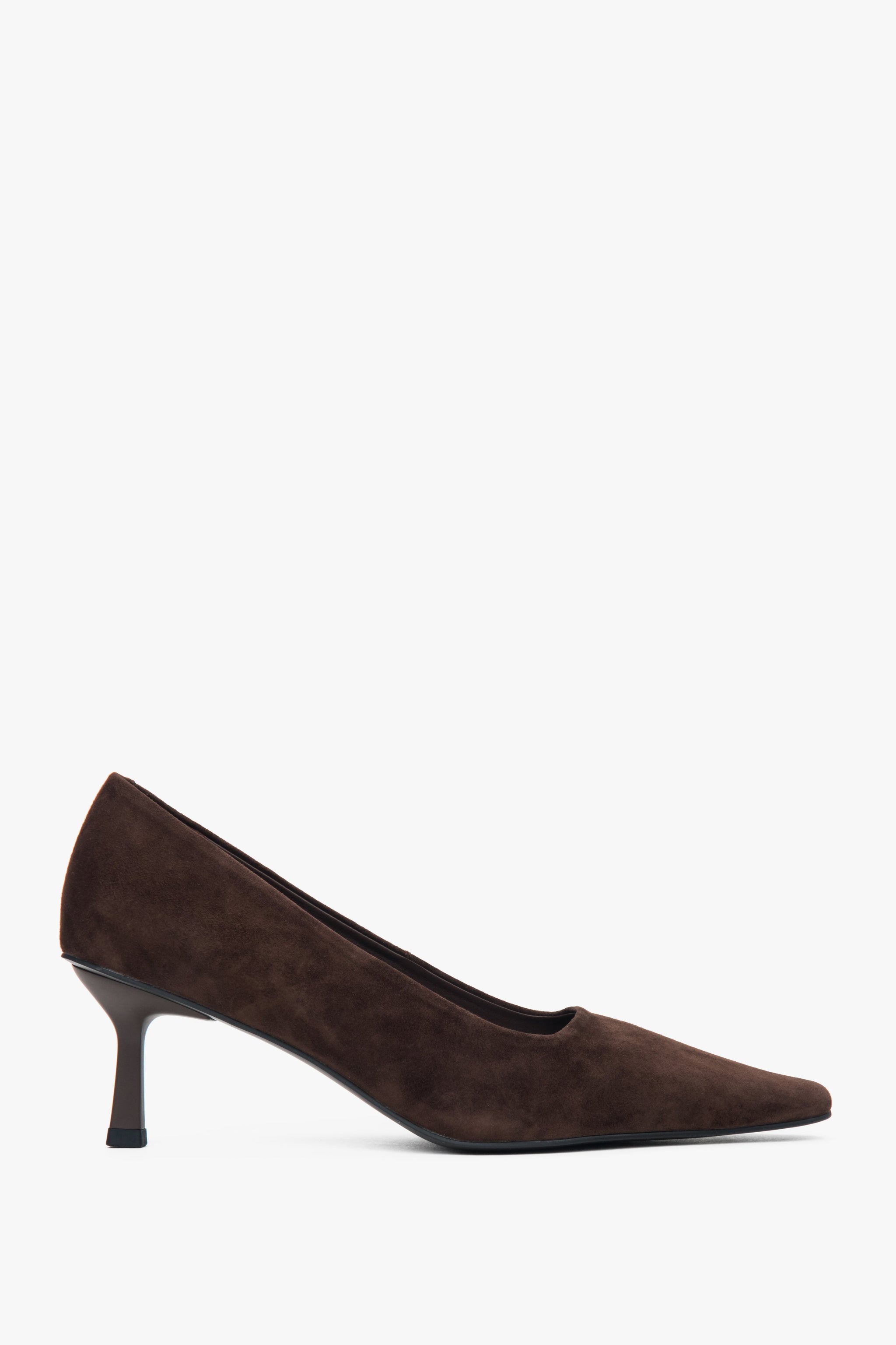 Dunkelbraune Damen-Pumps von Estro aus weichem Veloursleder mit elegantem Absatz.