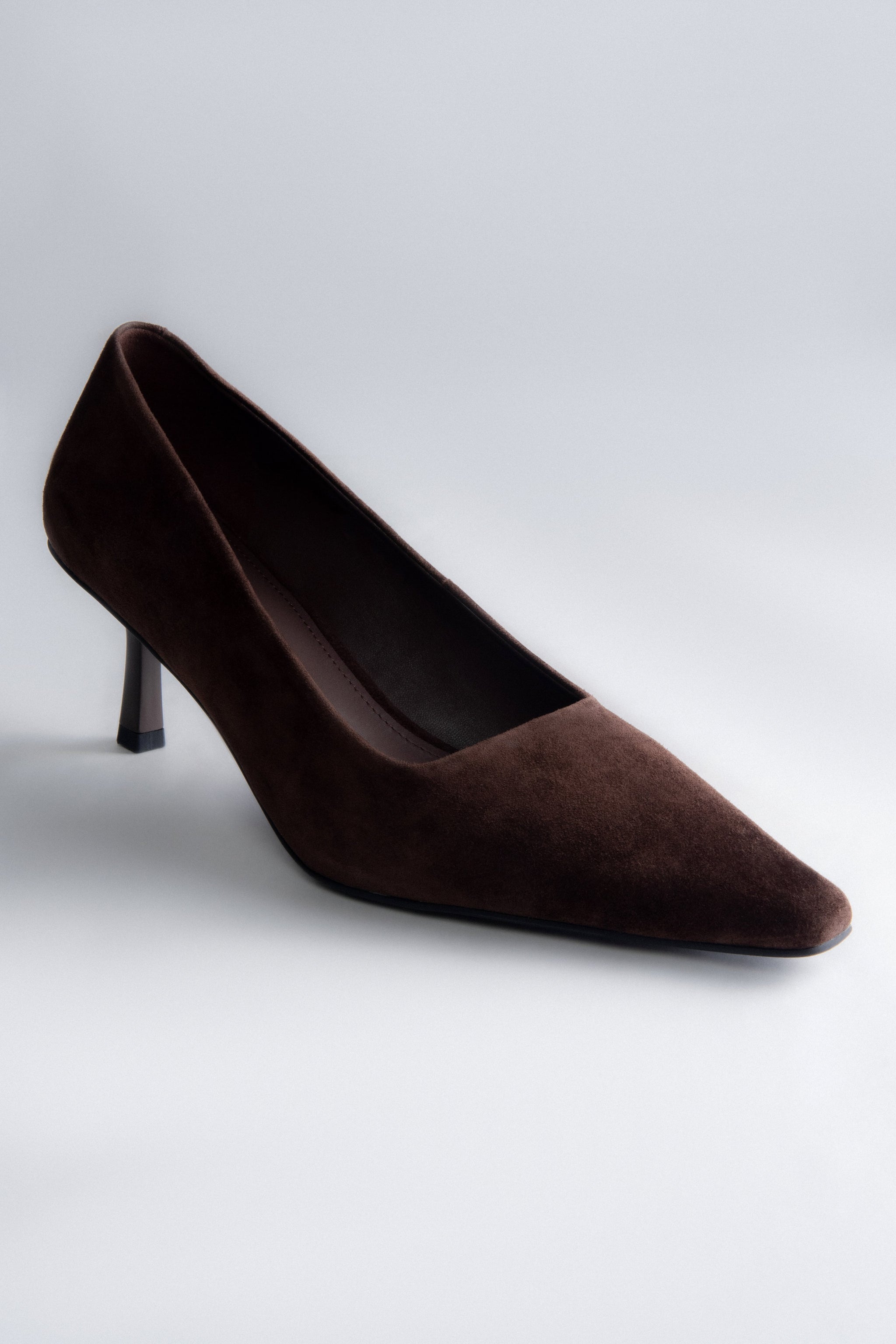 Elegante dunkelbraune Absatzschuhe mit spitzem Zulauf für stilvolle Business-Looks.